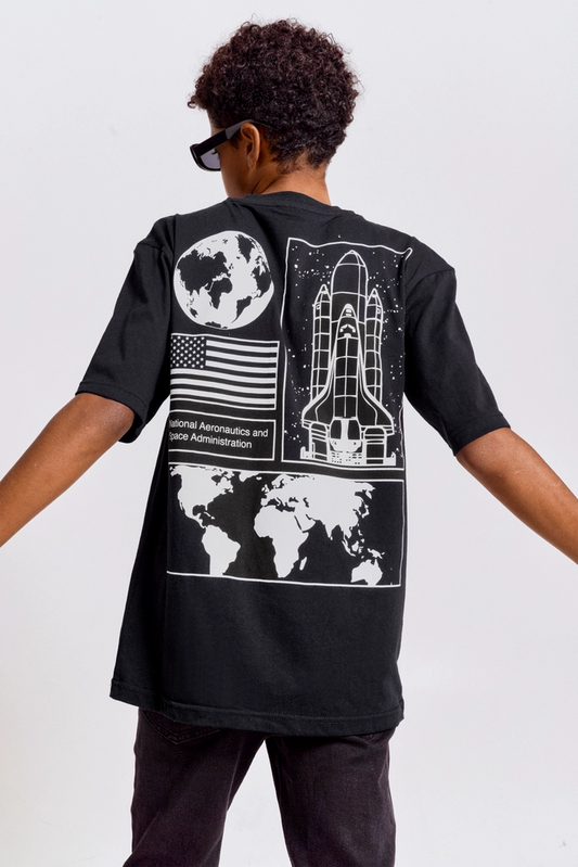 CAMISETA NASA NEGRA OVERSIZE MAPA & COHETE