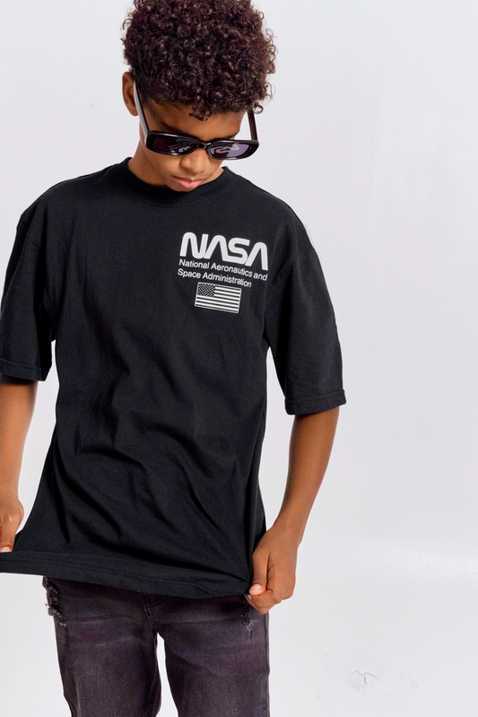 CAMISETA NASA NEGRA OVERSIZE MAPA & COHETE